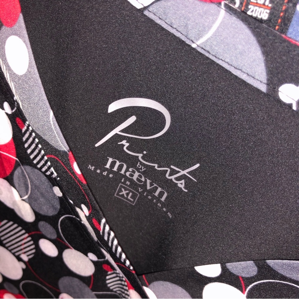 NWT Maevn Prints black and red Circle print short sleeve scrub top - Picture 9 of 10